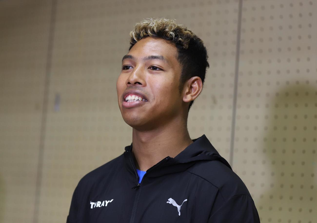 母校の東京・お台場学園港陽小学校を訪問した陸上男子短距離のサニブラウン（撮影・藤塚大輔）
