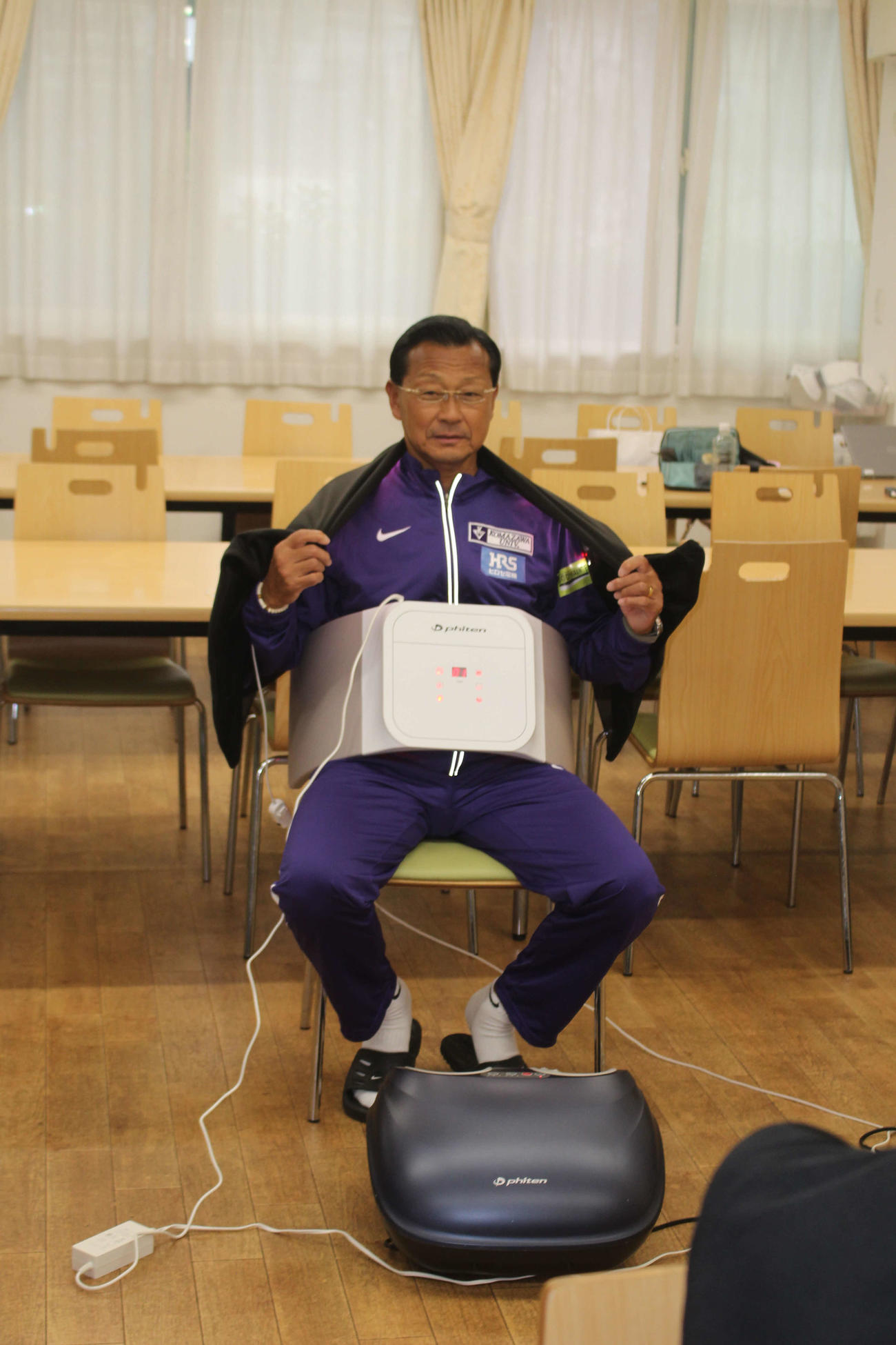 ファイテン社のケアグッズを使用する大八木総監督