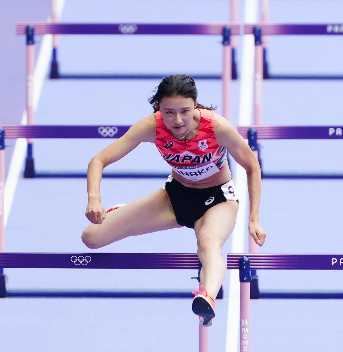 パリ五輪　陸上女子100メートル障害準決勝　準決勝に臨む田中佑美（左）＝2024年8月9日（現地時間）
