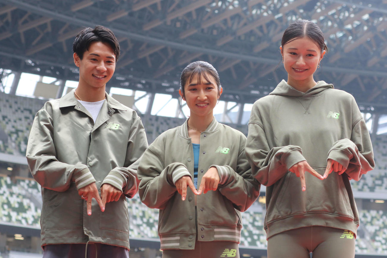 契約するニューバランス社の「N」の手文字を作る赤崎、田中希、田中佑（左から）