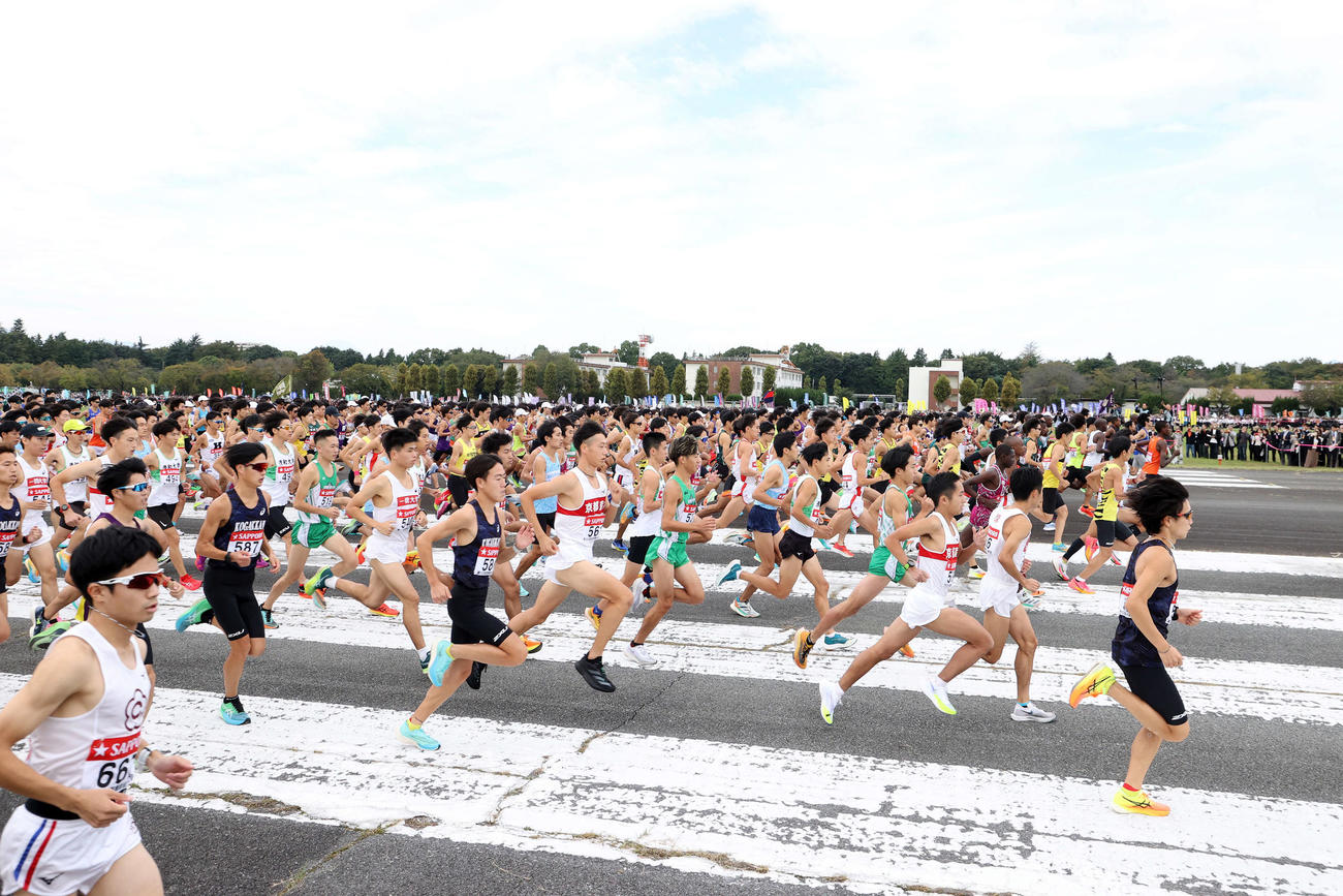 第100回箱根駅伝予選会　スタートする各校の選手たち（2023年10月14日撮影）