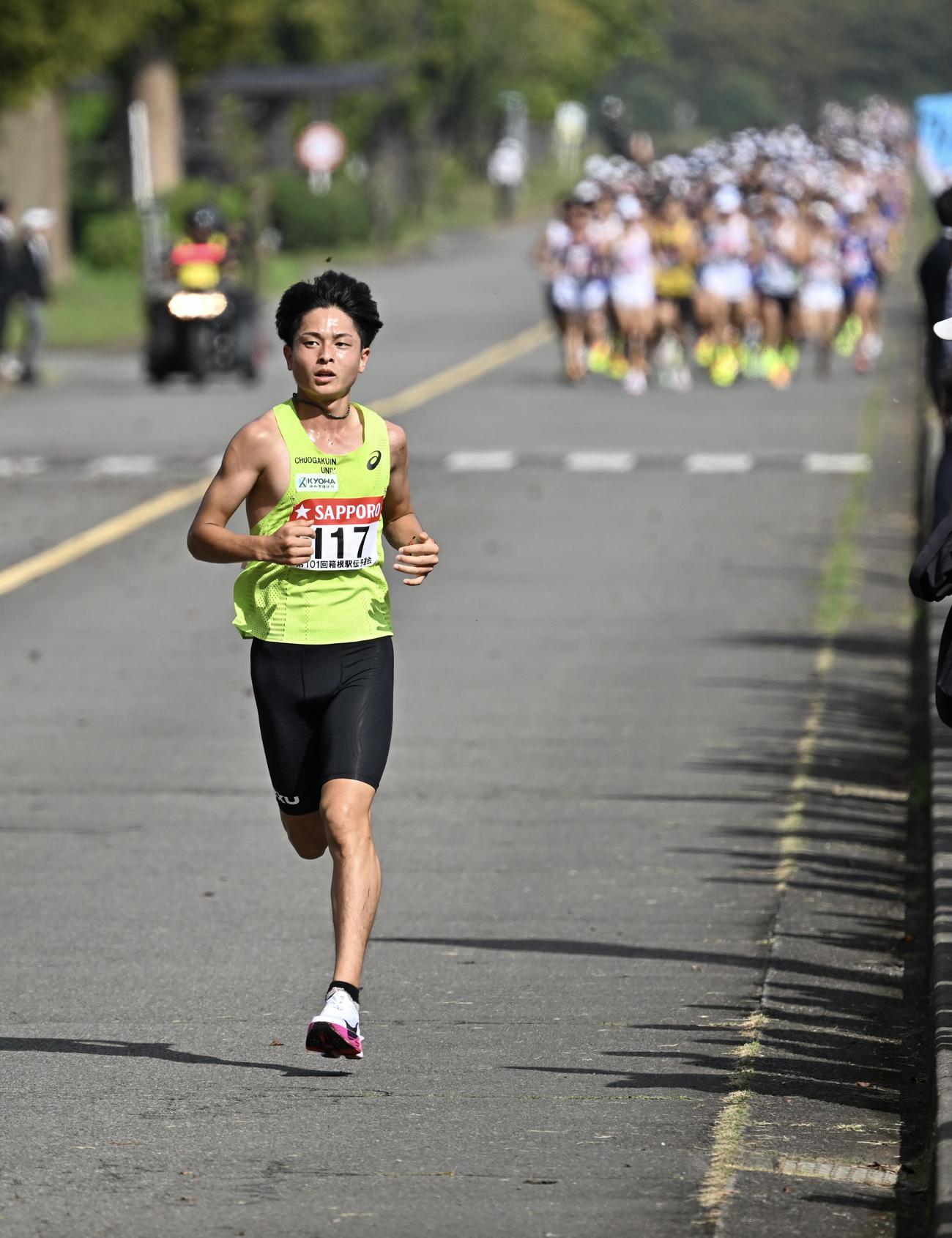 スタート後、日本人トップで力走する中央学院大・吉田（撮影・滝沢徹郎）