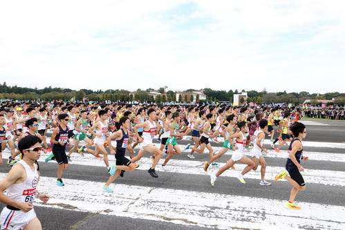 第100回箱根駅伝予選会　スタートする各校の選手たち（2023年10月14日撮影）