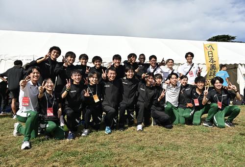 予選会を2位で通過し記念撮影する専修大の選手たち（撮影・滝沢徹郎）