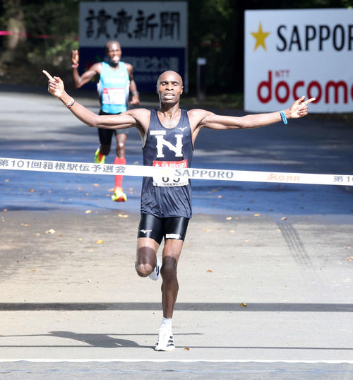 1位の日大・シャドラック・キップケメイ（撮影・鈴木正人）