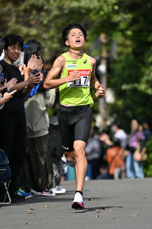 ゴール手前を日本人トップで通過する中央学院大・吉田（撮影・滝沢徹郎）