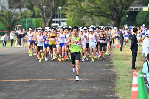 スタート後、日本人トップで力走する中央学院大・吉田（撮影・滝沢徹郎）