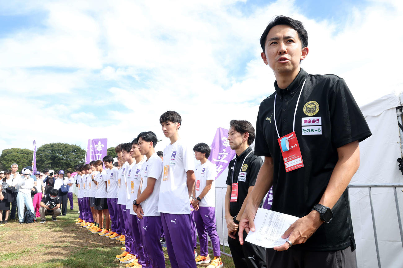 応援団に予選突破を報告する立大・高林監督（右）と選手たち（撮影・鈴木正人）