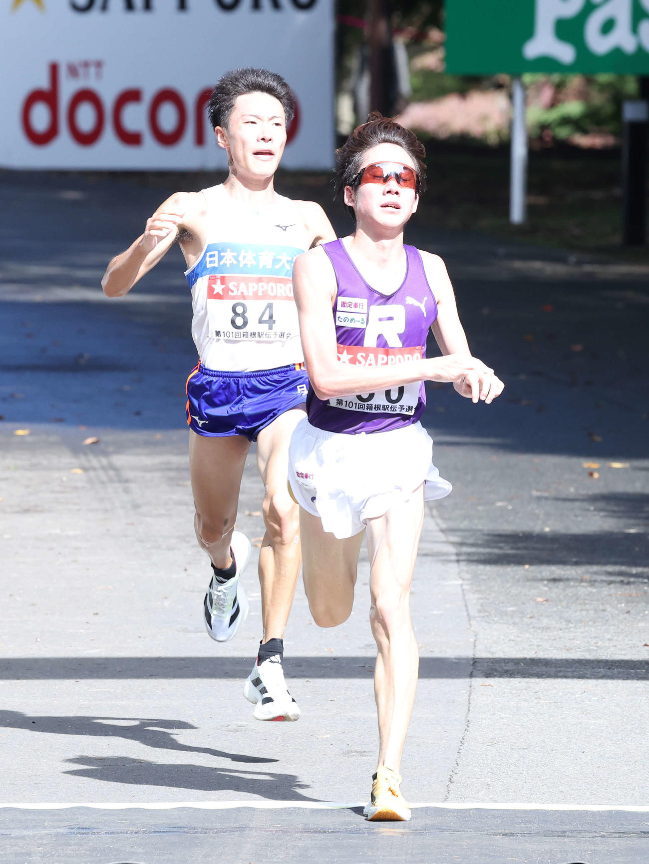 日本人3位でゴールする立大・馬場（右）と日本人4位の日体大・山崎（撮影・鈴木正人）