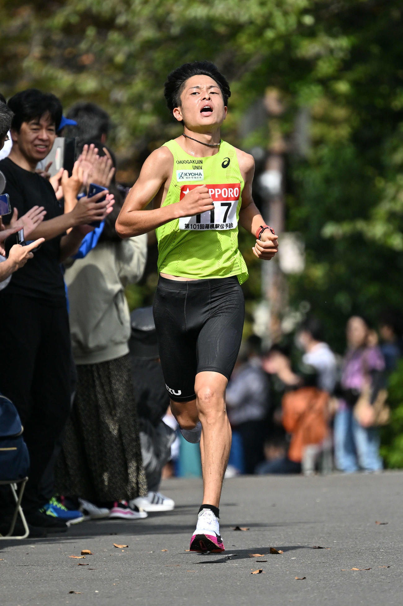 ゴール手前を日本人トップで通過する中央学院大・吉田（撮影・滝沢徹郎）