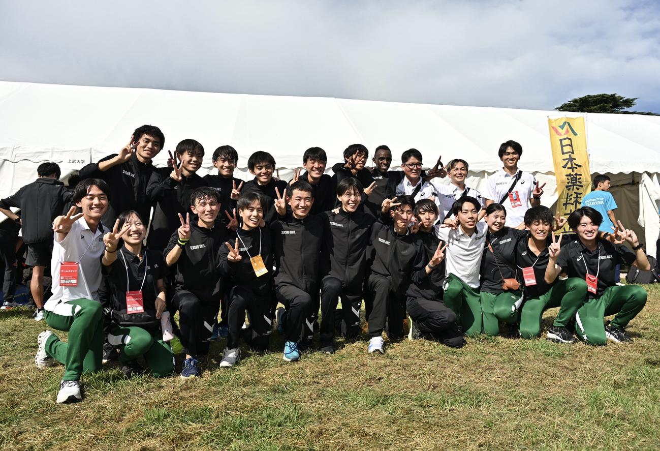 予選会を2位で通過し記念撮影する専修大の選手たち（撮影・滝沢徹郎）
