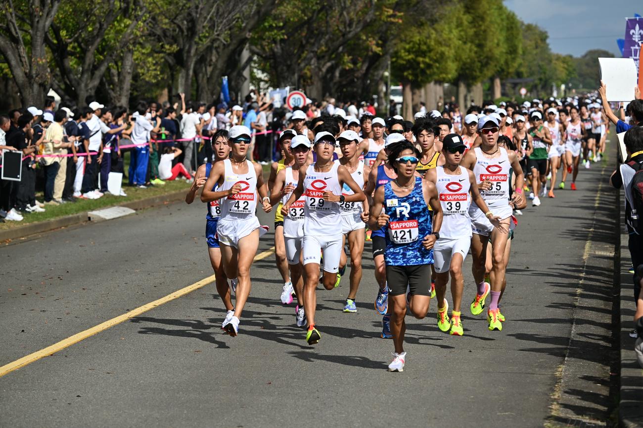 集団で走る中大の選手たち（撮影・滝沢徹郎）