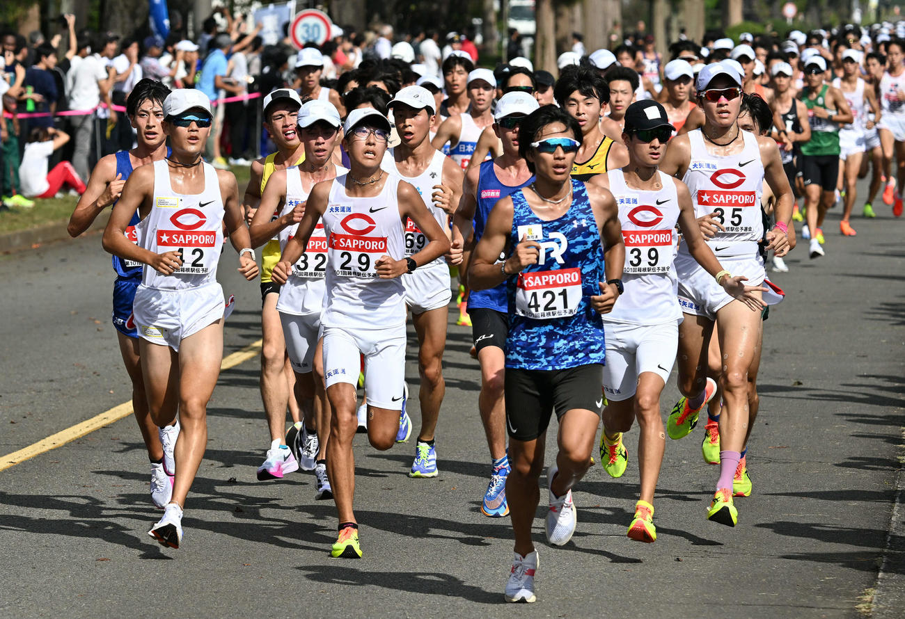 スタート後、チームで走る中大の選手たち（撮影・滝沢徹郎）