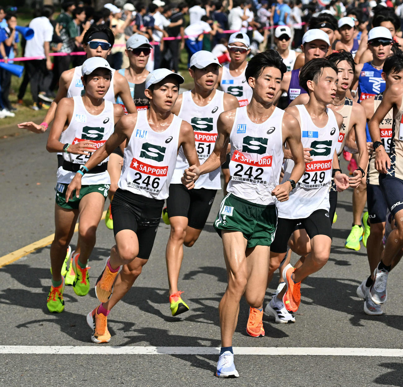 スタート後、チームで走る専大の選手たち（撮影・滝沢徹郎）
