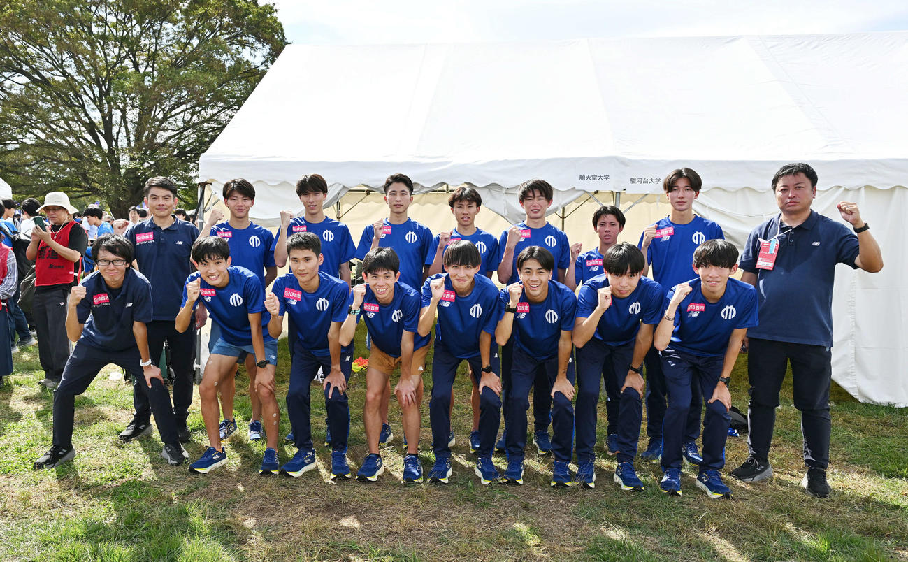 総合10位で予選を通過し記念撮影する順大の選手たち（撮影・滝沢徹郎）