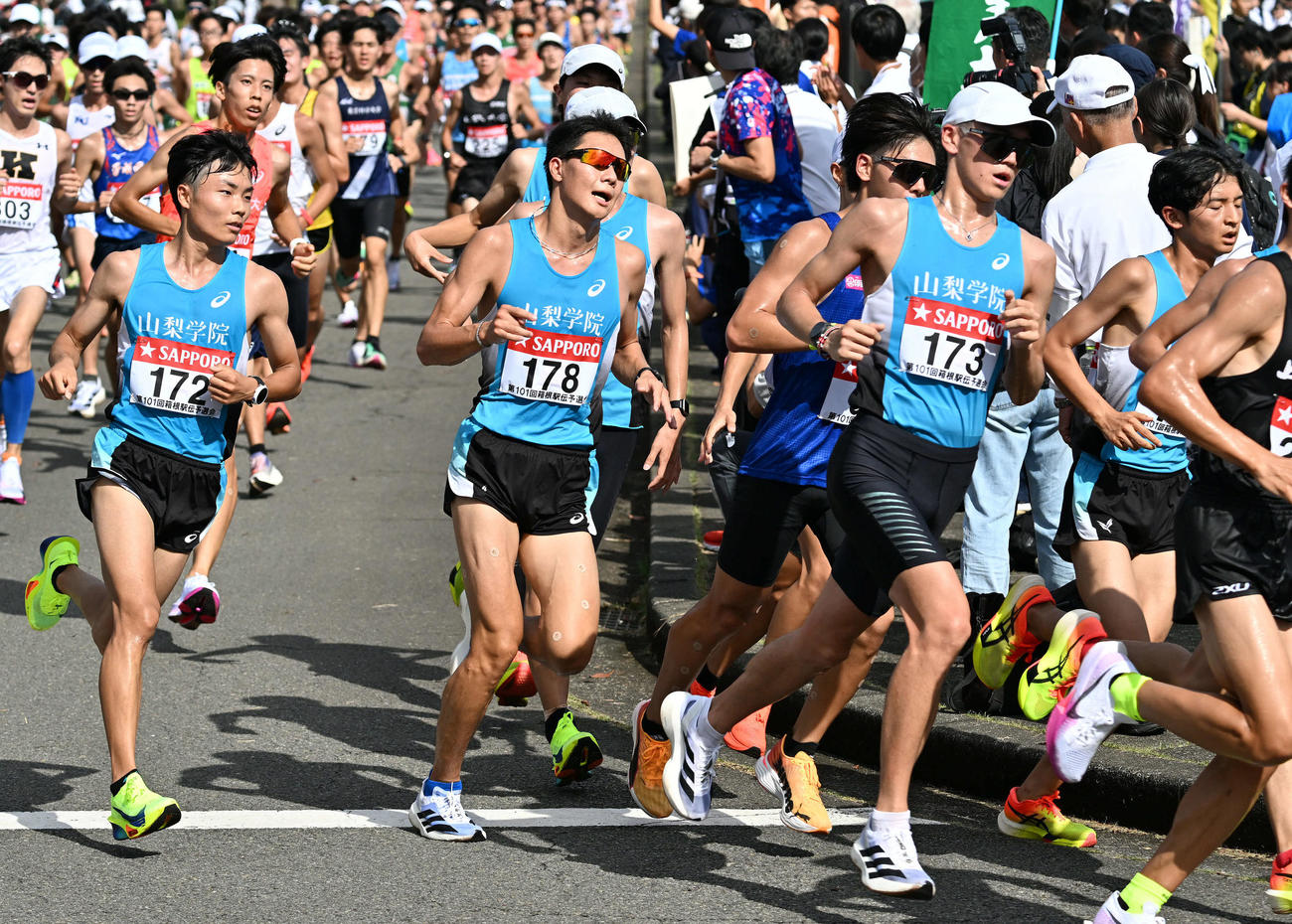 スタート後、チームで走る山梨学院大の選手たち（撮影・滝沢徹郎）