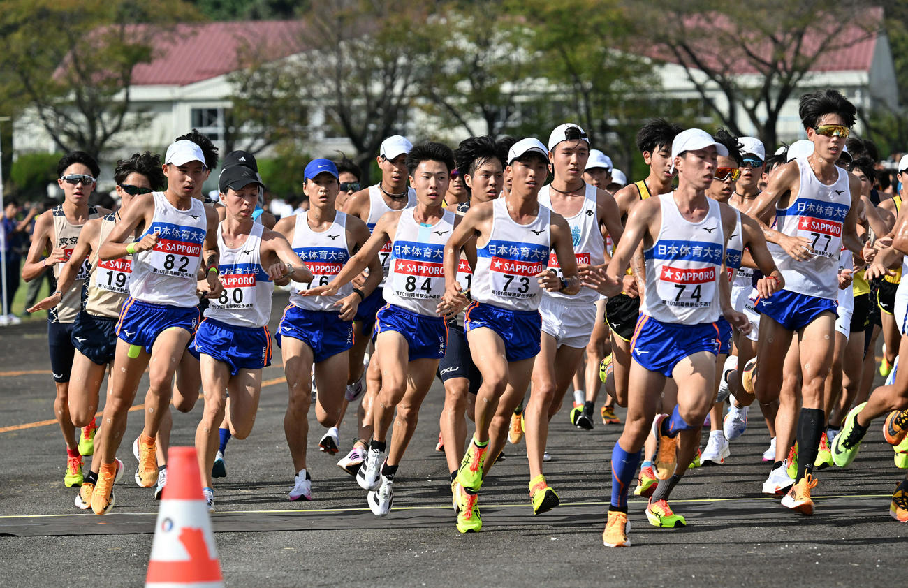 スタート後、チームで走る日体大の選手たち（撮影・滝沢徹郎）