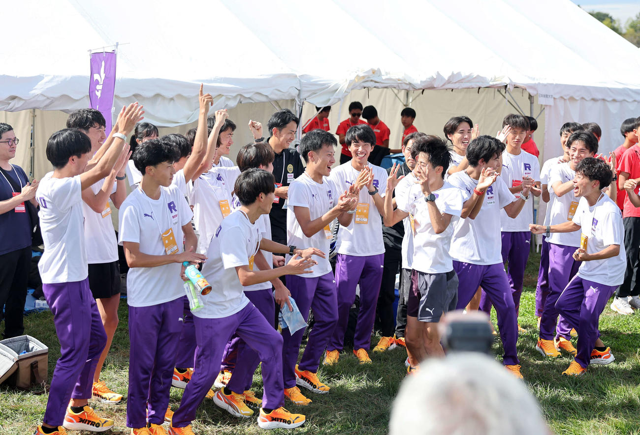 総合1位で予選突破し喜ぶ立大の選手たち（撮影・鈴木正人）