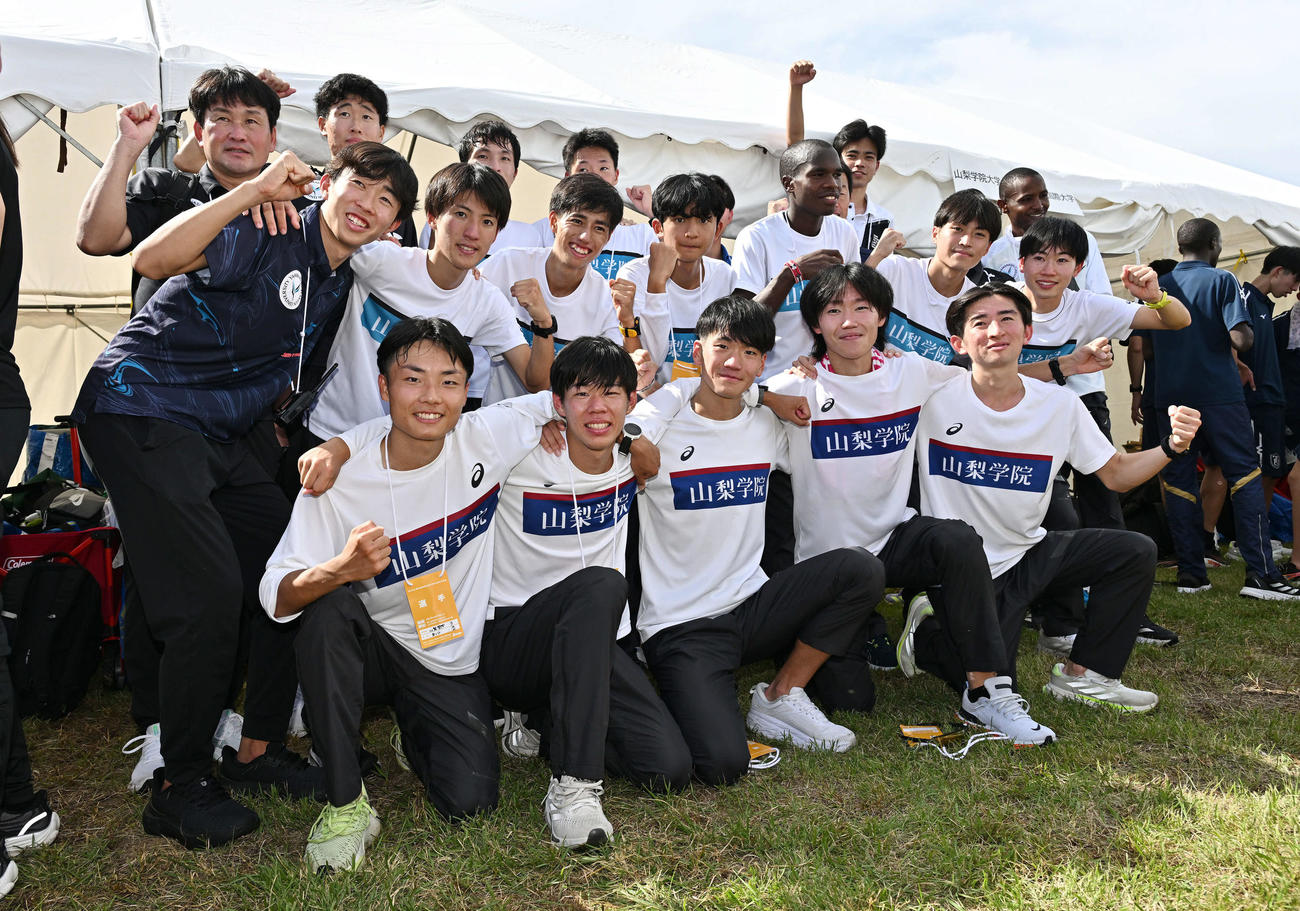 総合3位で予選を突破し記念撮影する山梨学院大の選手たち（撮影・滝沢徹郎）