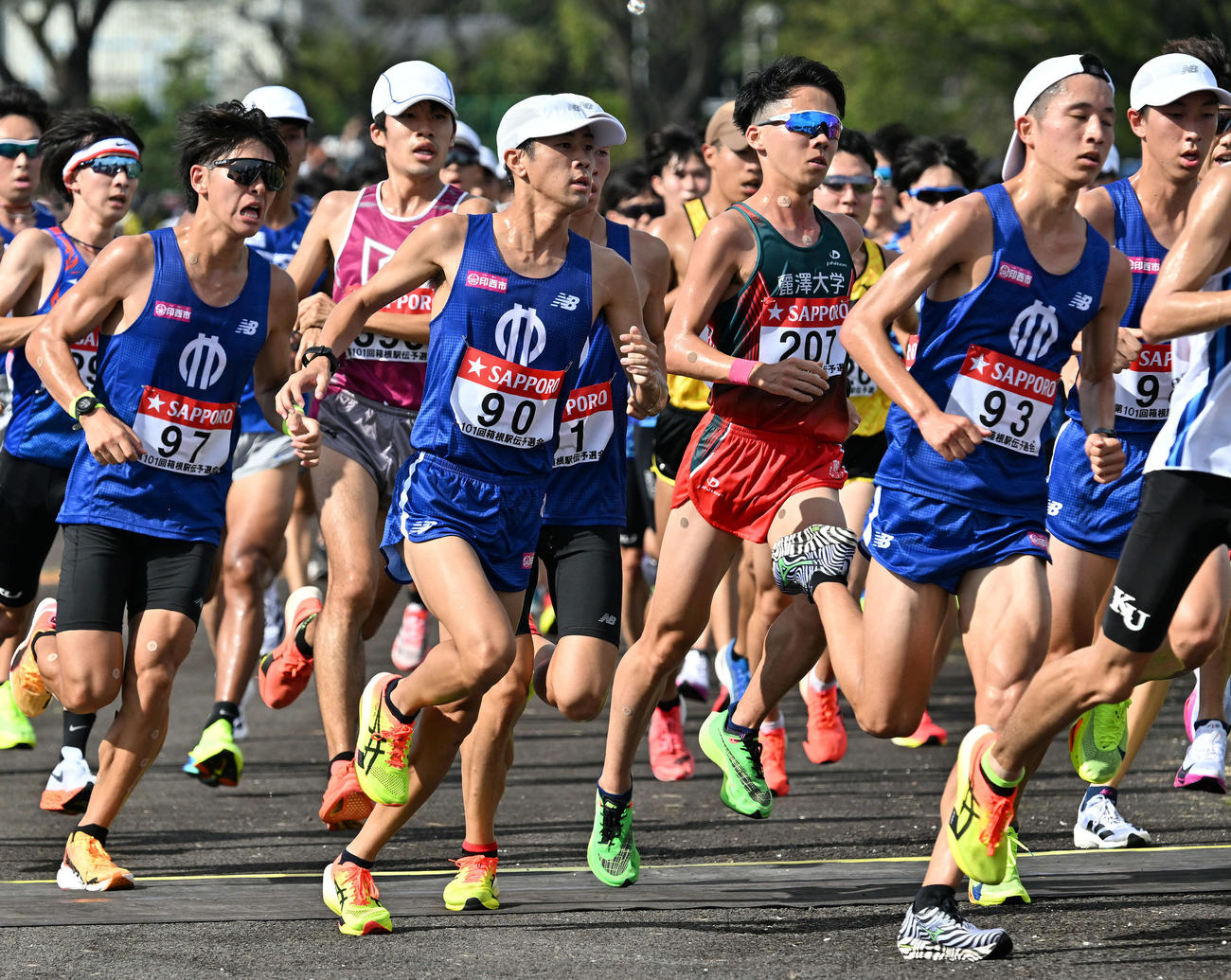 スタート後、チームで走る順大の選手たち（撮影・滝沢徹郎）