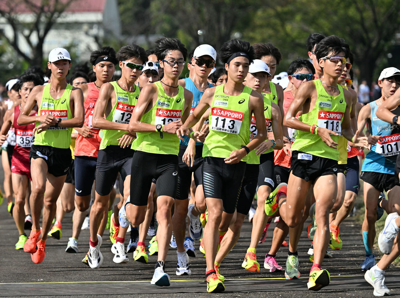 スタート後、チームで走る中央学院大の選手たち（撮影・滝沢徹郎）