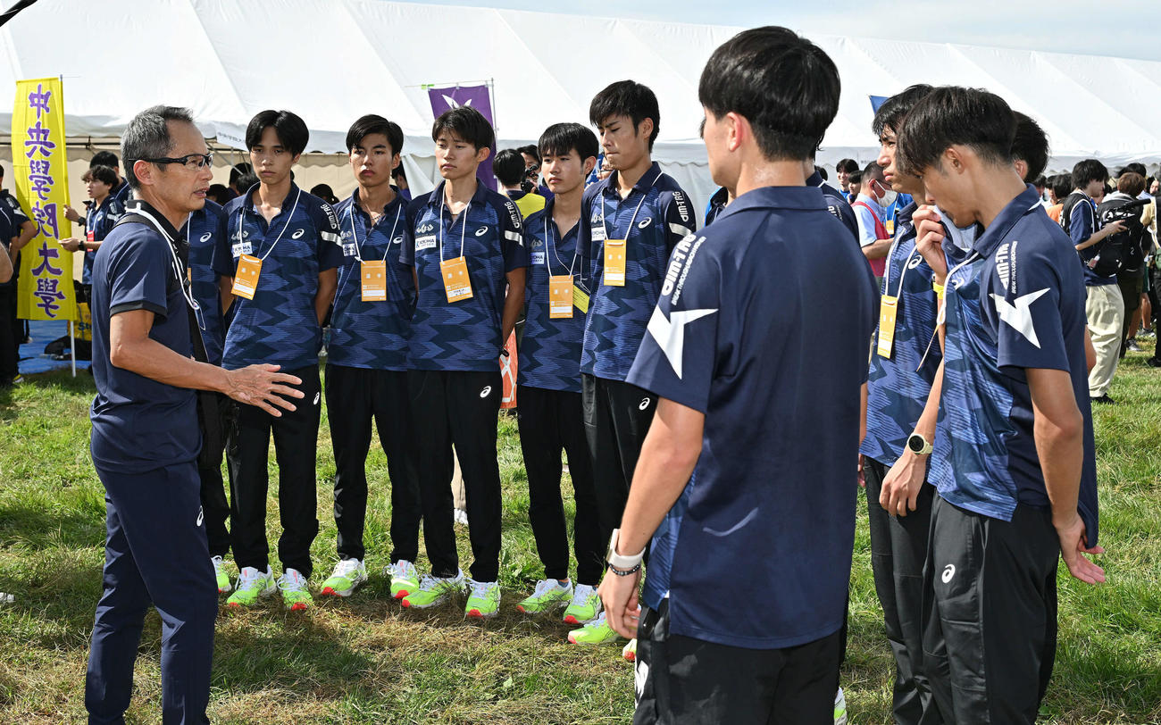 総合5位で予選を突破した中央学院大の選手は川崎監督（左）の話しを聞く（撮影・滝沢徹郎）