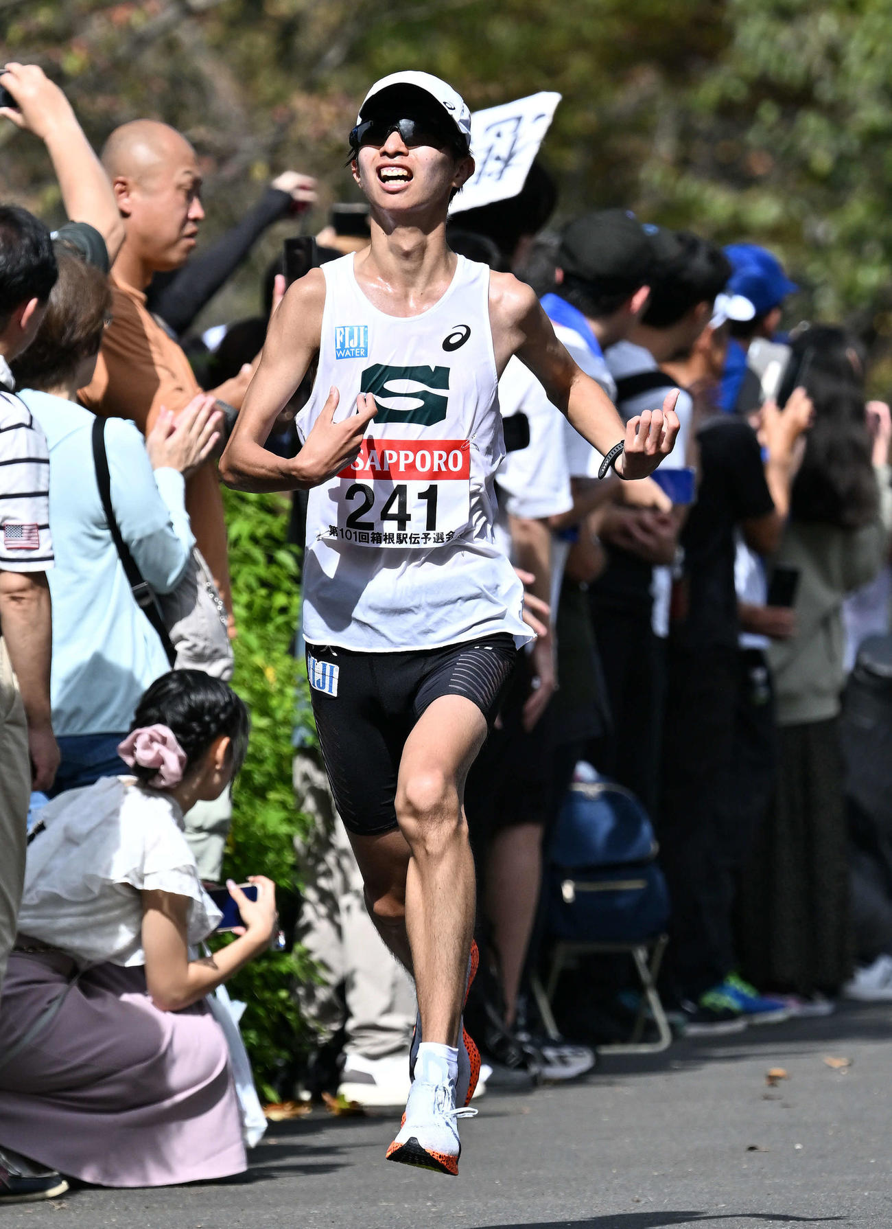 ゴール手前を力走する専大・新井（撮影・滝沢徹郎）