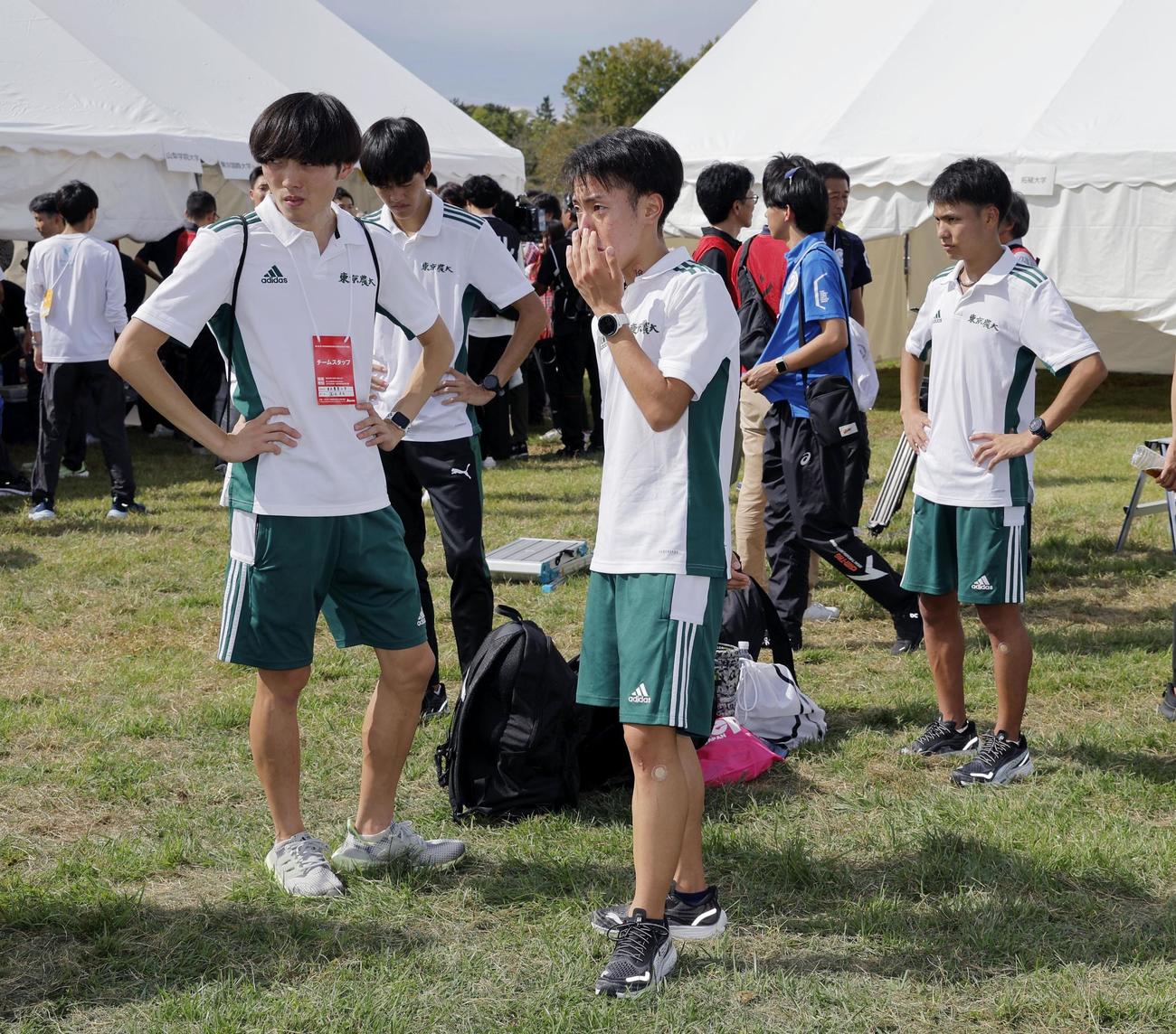予選会で11位となり、本戦出場を逃して肩を落とす東農大の選手ら（共同）