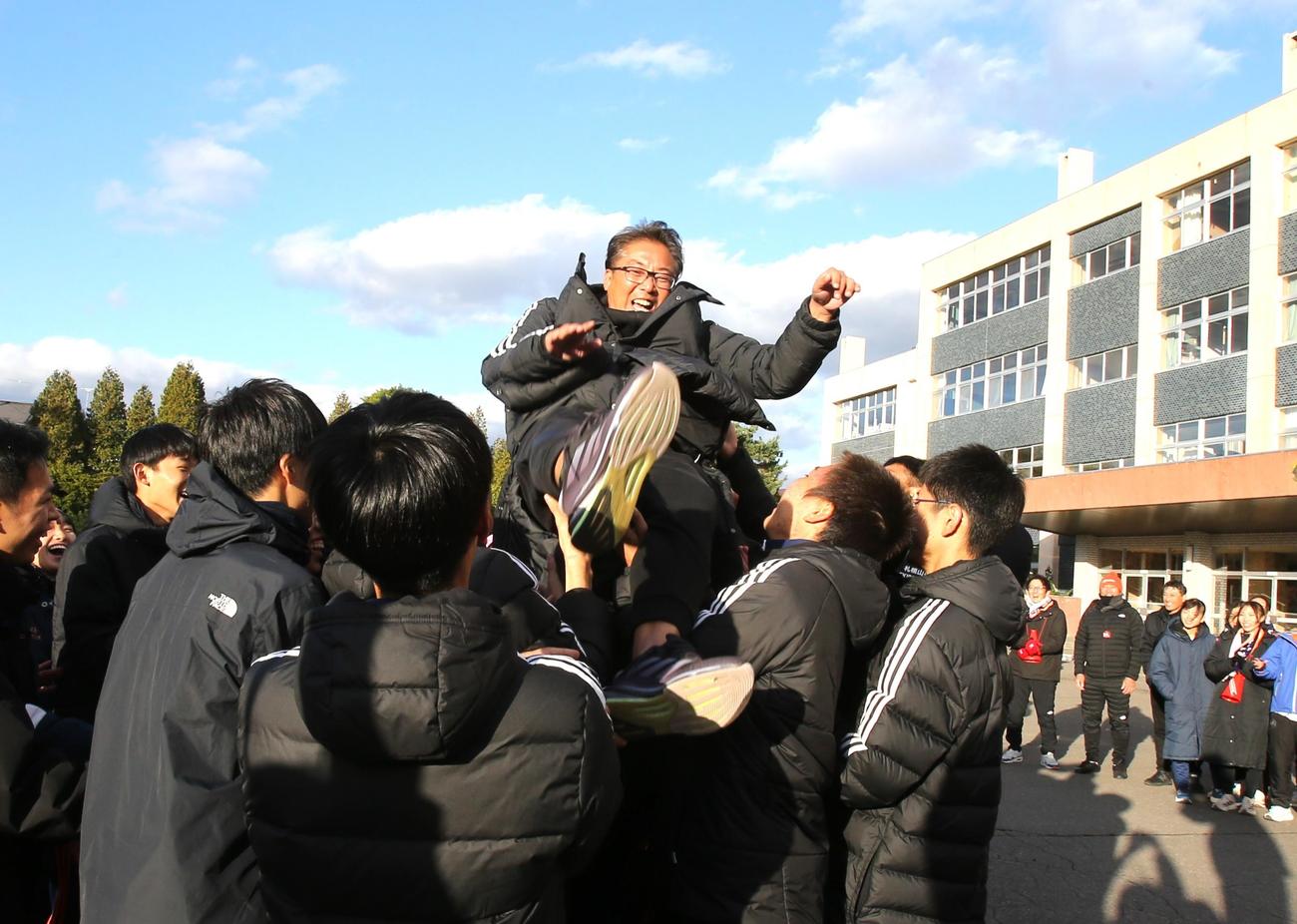 大会22年ぶりのアベックVを達成した札幌山の手の梶山監督（中央）は胴上げされる（撮影・中島洋尚）