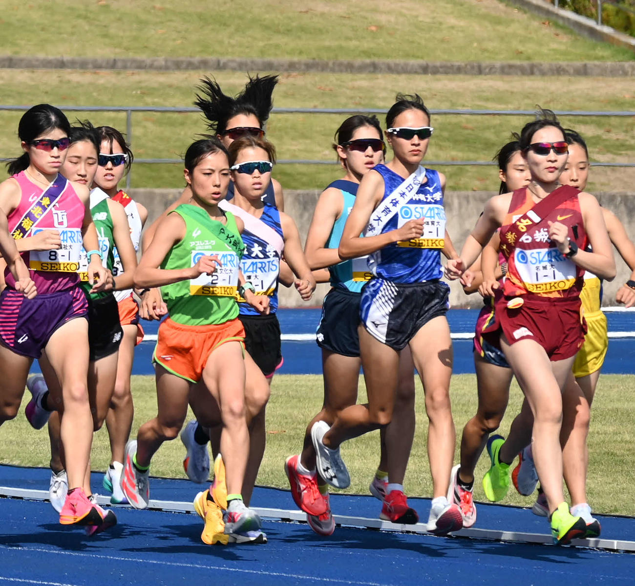 全日本大学女子駅伝　スタートする1区の選手たち（撮影・飯岡大暉）