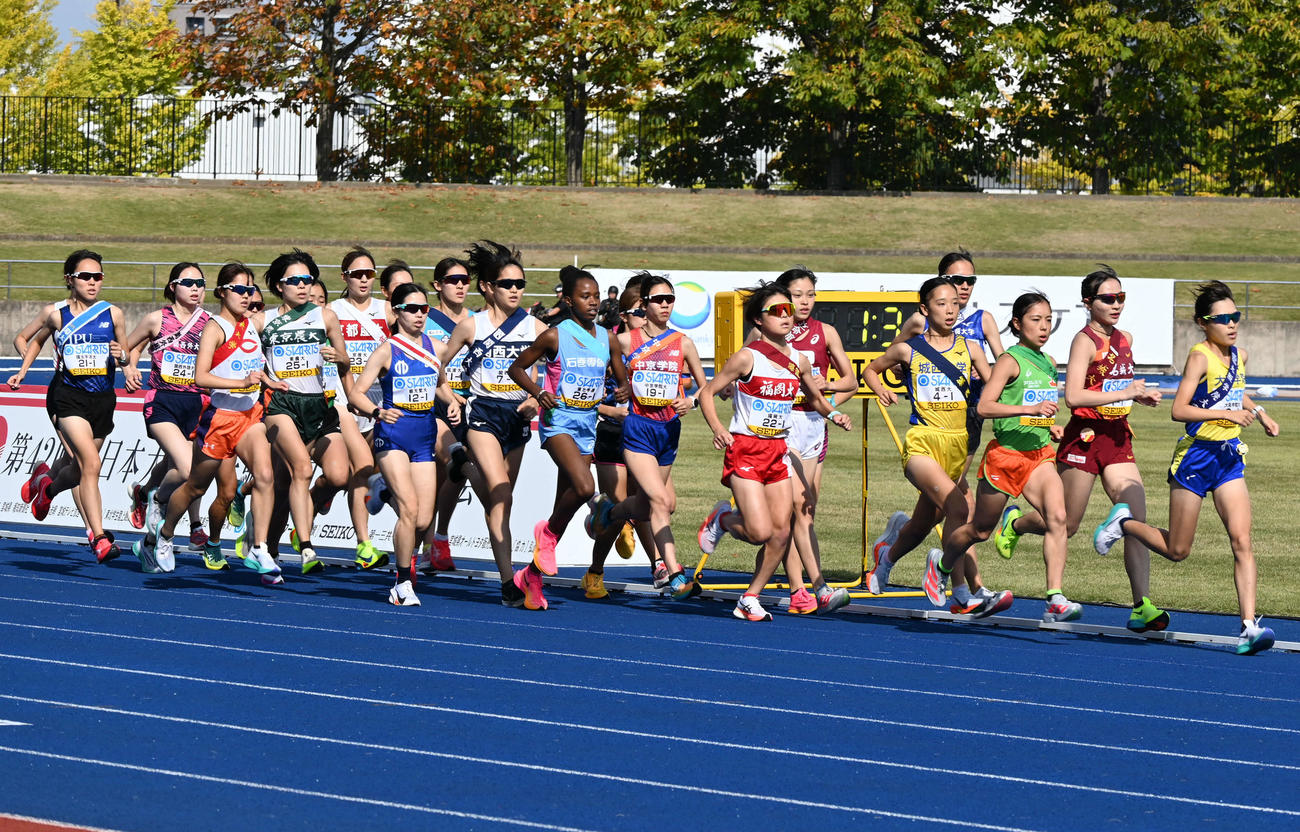 全日本大学女子駅伝　スタートする1区の選手たち（撮影・飯岡大暉）