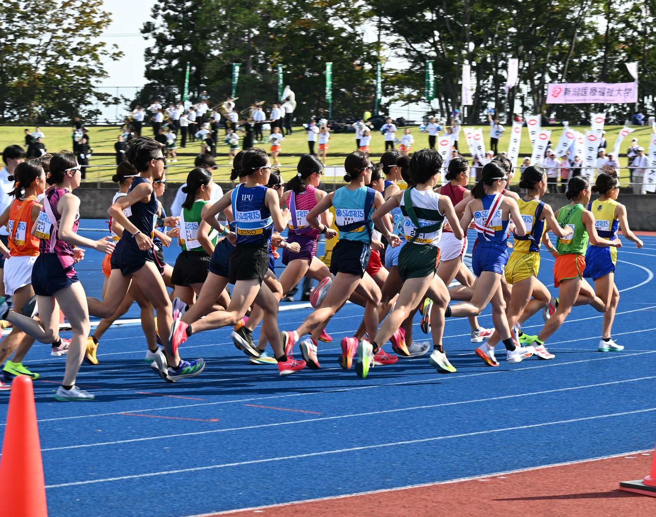 全日本大学女子駅伝　弘進ゴムアスリートパーク仙台を出る1区の選手たち（撮影・飯岡大暉）