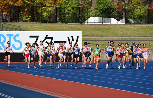 全日本大学女子駅伝　スタートする1区の選手たち（撮影・飯岡大暉）