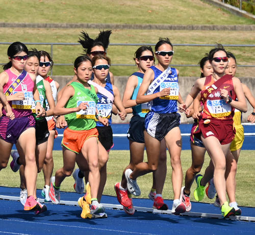 全日本大学女子駅伝　スタートする1区の選手たち（撮影・飯岡大暉）