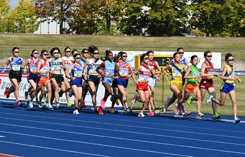 全日本大学女子駅伝　スタートする1区の選手たち（撮影・飯岡大暉）