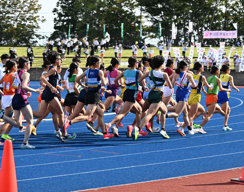 全日本大学女子駅伝　弘進ゴムアスリートパーク仙台を出る1区の選手たち（撮影・飯岡大暉）