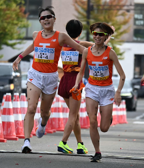 タスキを受け取り走り出す拓大の不破聖衣来（右）（撮影・飯岡大暉）