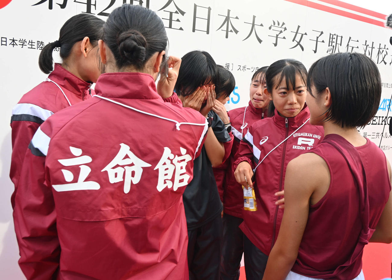 優勝し涙を流す立命館大のメンバー（撮影・飯岡大暉）