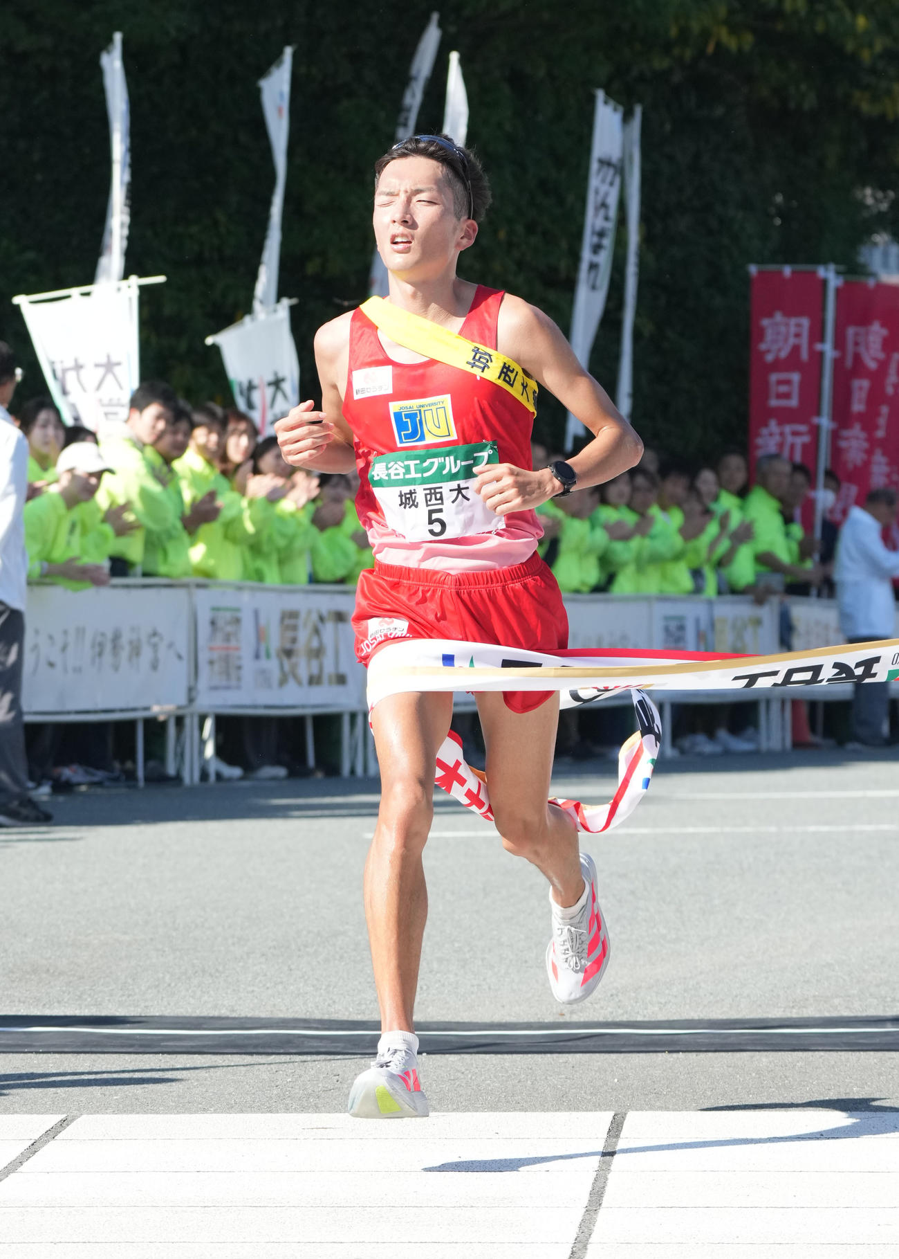 6位でゴールする城西大・平林樹（撮影・森本幸一）