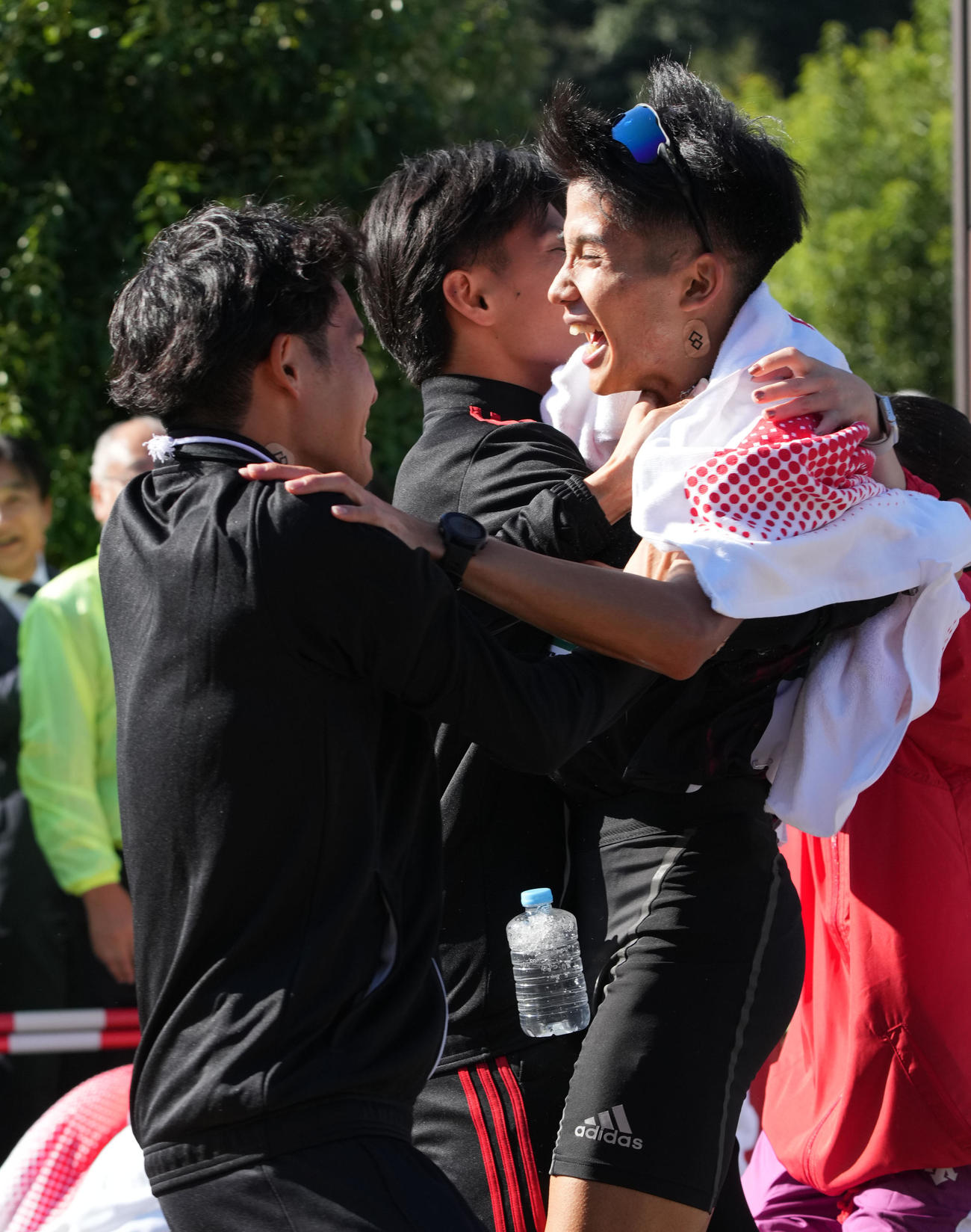 1位でゴールし仲間と喜ぶ国学院大・上原琉翔（右）（撮影・森本幸一）