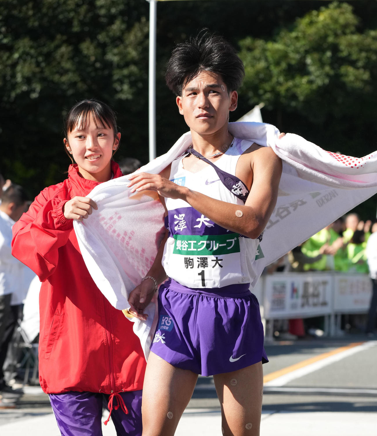2位でゴールする駒沢大・山川拓馬（右）（撮影・森本幸一）
