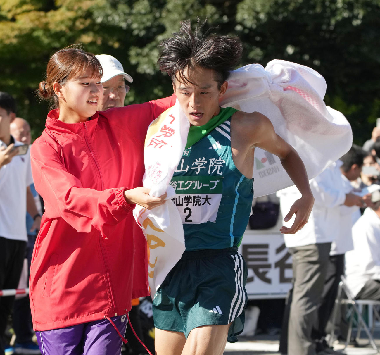3位でゴールする青山学院大・塩出翔太（右）（撮影・森本幸一）