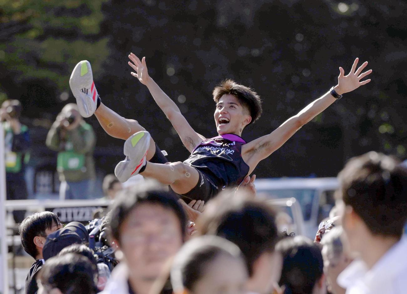 1位でゴールし、チームメートに胴上げされる国学院大のアンカー上原琉翔（共同）