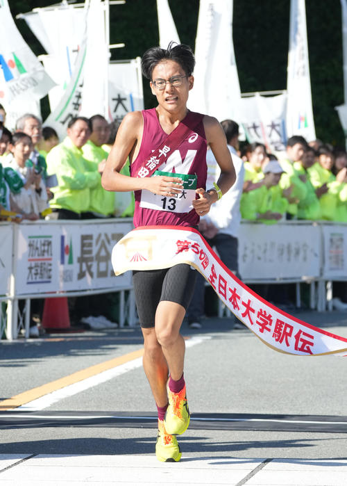 2位でゴールする早稲田大・工藤慎作（撮影・森本幸一）