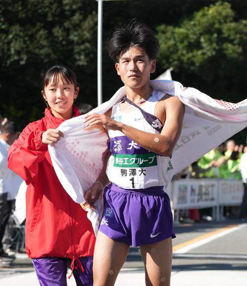2位でゴールする駒沢大・山川拓馬（右）（撮影・森本幸一）