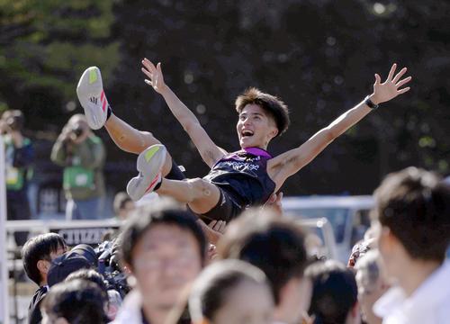 1位でゴールし、チームメートに胴上げされる国学院大のアンカー上原琉翔（共同）