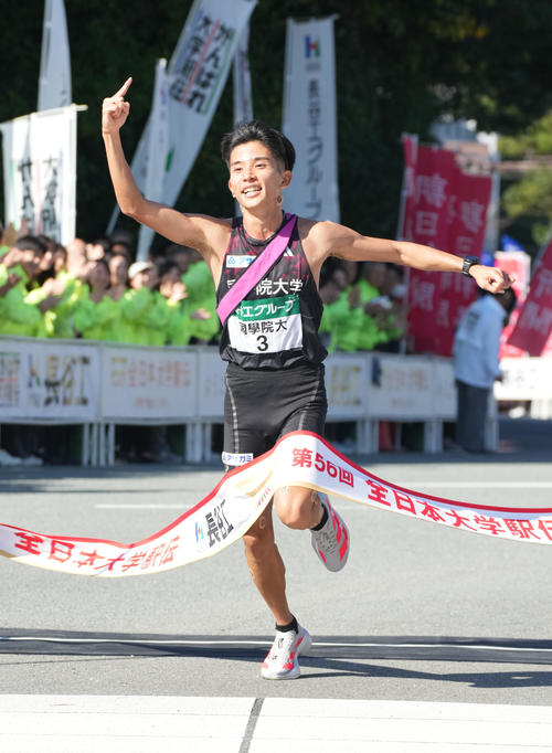1位でゴールする国学院大・上原琉翔（撮影・森本幸一）
