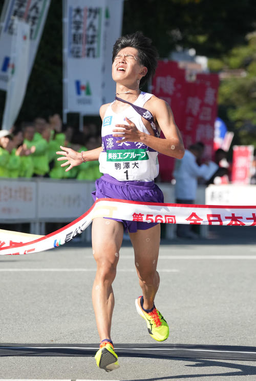 2位でゴールする駒沢大・山川拓馬（撮影・森本幸一）
