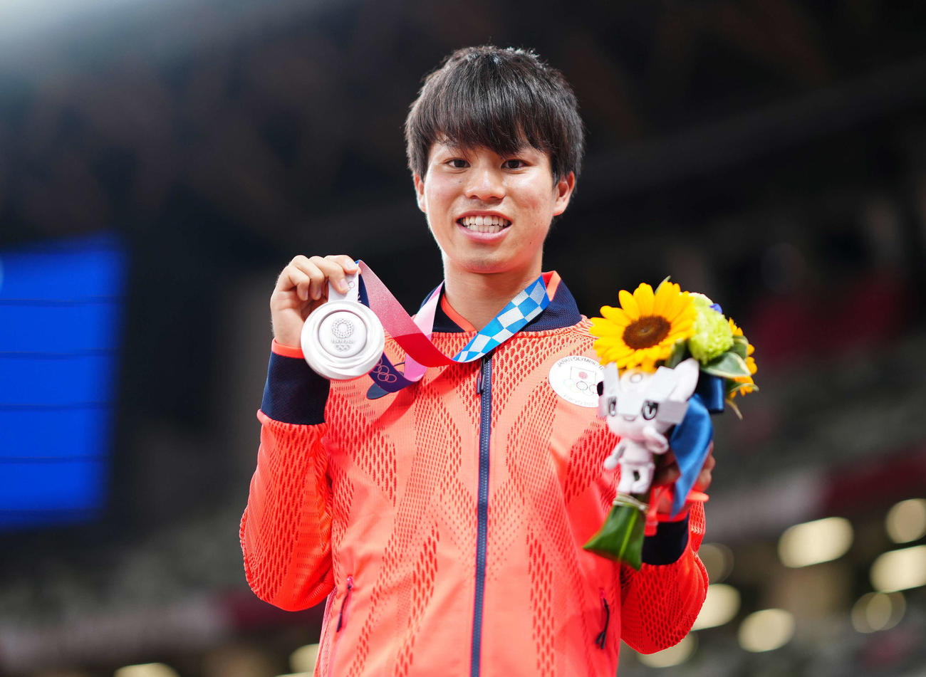 2021年8月6日、2020年東京五輪　陸上男子20キロ競歩表彰式　銀メダルを見せる池田向希