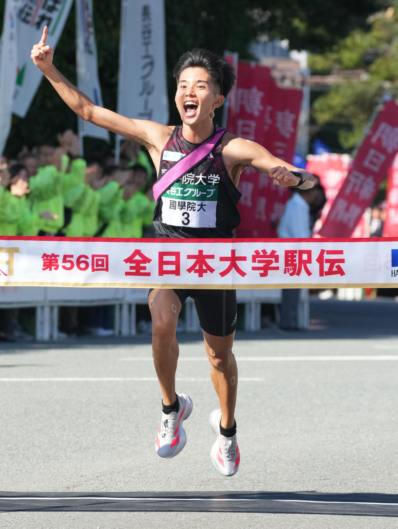 1位でゴールする国学院大・上原琉翔（撮影・森本幸一）